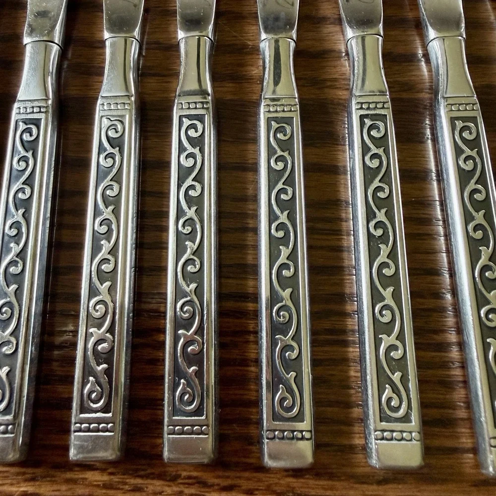 ONEIDA LTD. ROGERS 1881  SPANISH COURT Set of 8 Dinner Knives
